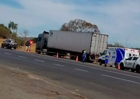 Na cabine do caminhão, corpo de motorista é encontrado com tiro na cabeça