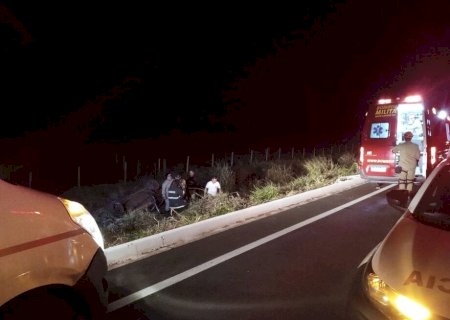 Homem morre e outros dois ficam em estado grave após carro capotar na MS-345