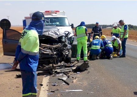 Acidente deixa carro destruído em Pare e Siga da MS-306