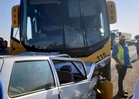 Colisão entre ônibus e Uno deixa motorista preso às ferragens na BR-267