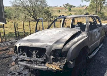 Após roda se soltar, caminhonete S10 pega fogo e é destruída na BR-376