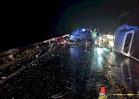 Acidente com três carros deixa cenário de destruição e interdita BR-163 em Nova Alvorada do Sul