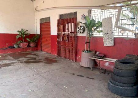 Vendedor ambulante é baleado na cabeça em borracharia