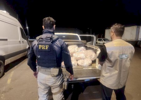 PRF apreende 145 Kg de maconha, skunk e uma pistola