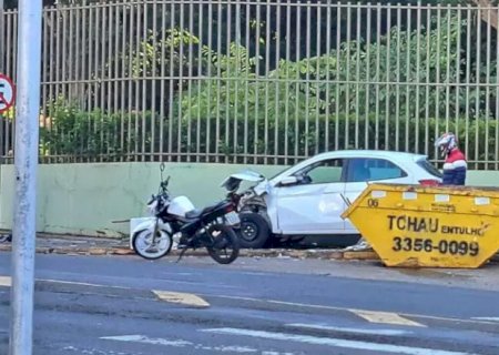 Motorista perde o controle e para entre caçamba e muro