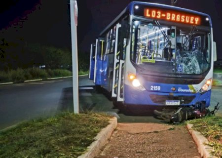 Motociclista que seguia na contramão morre ao bater em ônibus