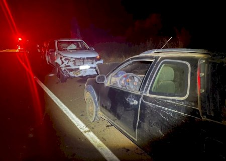 Colisão entre veículos deixa dois homens feridos na BR 060