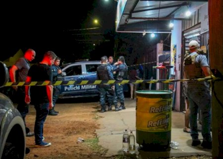 Homem é morto a tiros em banheiro de mercearia