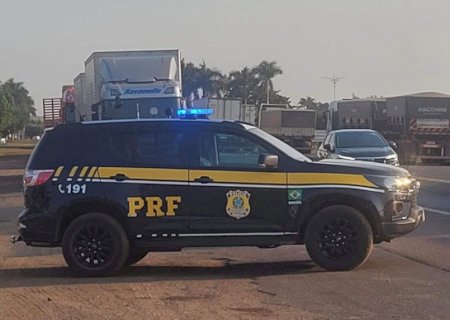 Colisão entre Uno e carreta mata jovem de 28 anos na BR-163