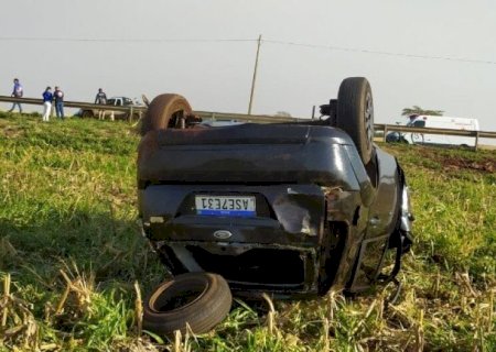 Homem é arremessado de veículo em capotamento e morre na MS-156
