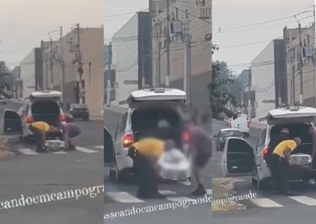 Caixão cai de carro funerário ao passar por buraco em rua