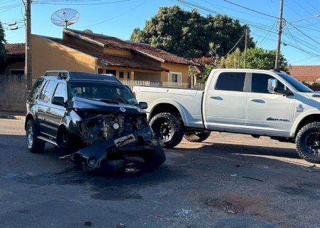 Dodge Ram e Nissan colidem em cruzamento de Nova Andradina