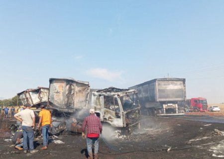 Motorista morre após colisão e incêndio entre carretas próximo de Itahum na MS -270