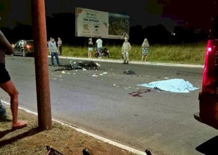Motociclista morre após ser atingido por dois carros