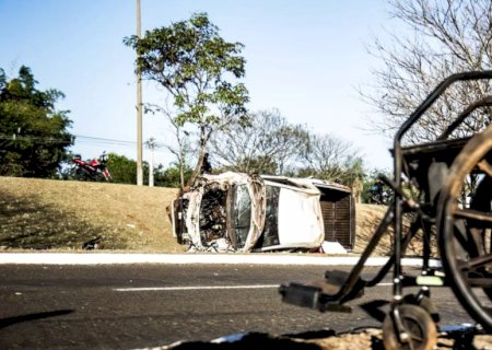 Saveiro capota após ser ‘fechada’ e uma pessoa morre