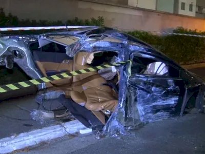 Carro bate em poste, parte no meio e deixa um morto