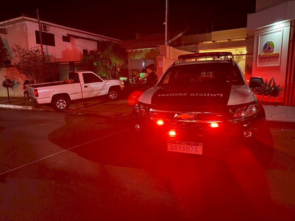 Após ‘fritada’ de pneus, fuga e batida no portão de residência, motorista é preso por embriaguez em Nova Andradina