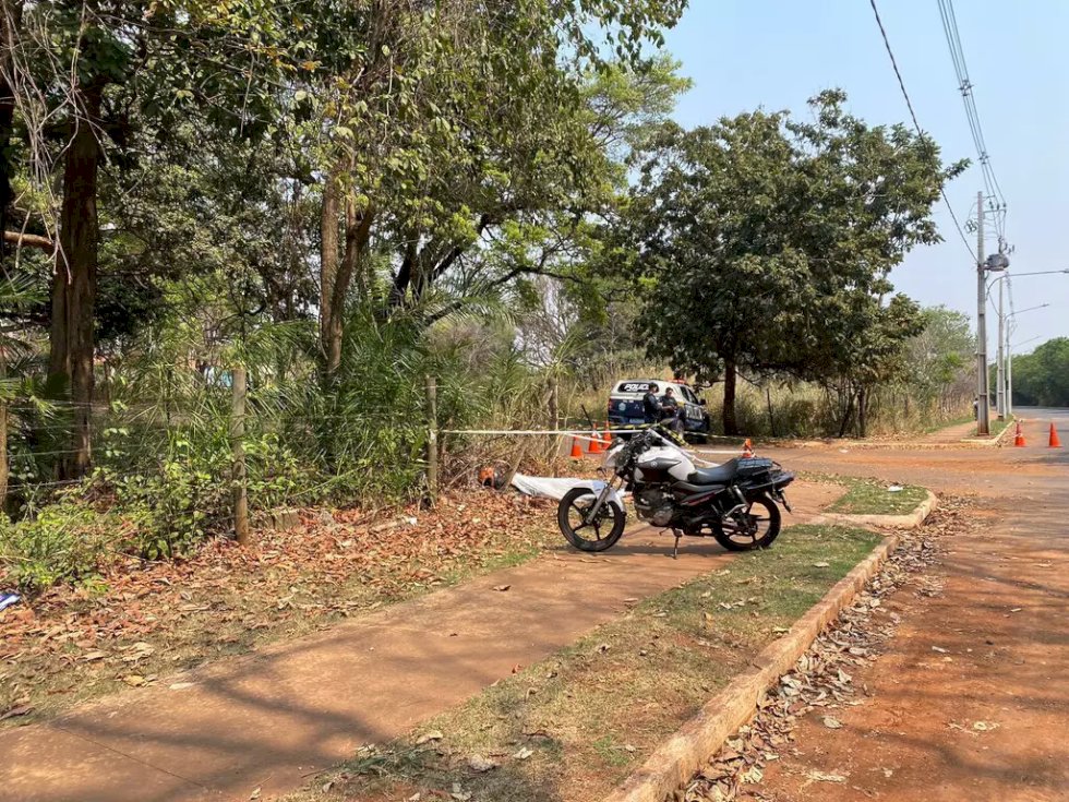 Motociclista é encontrado morto em calçada