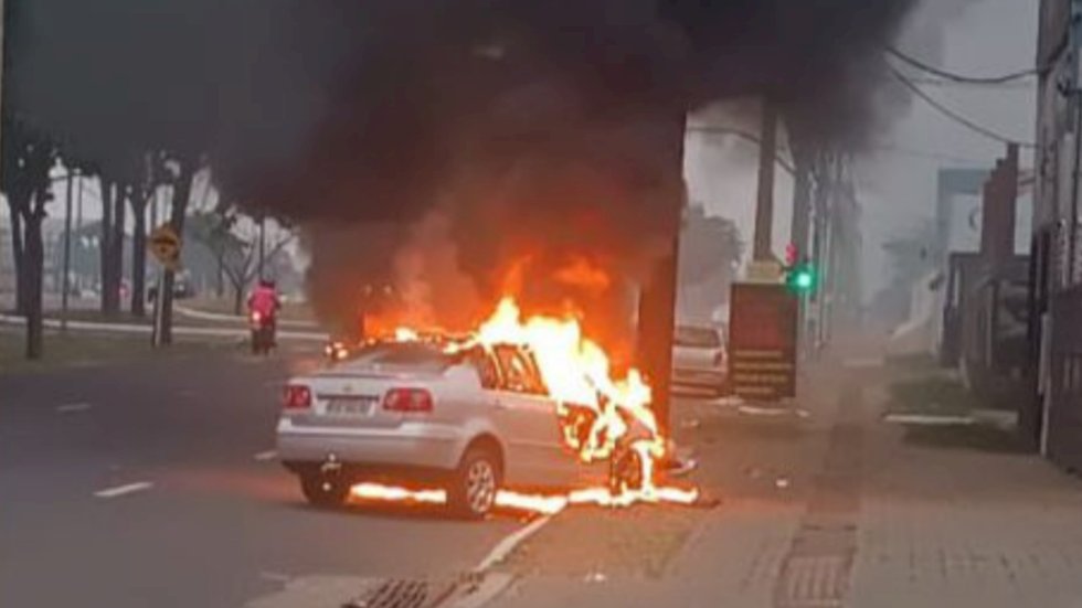 Carro bate em poste e pega fogo