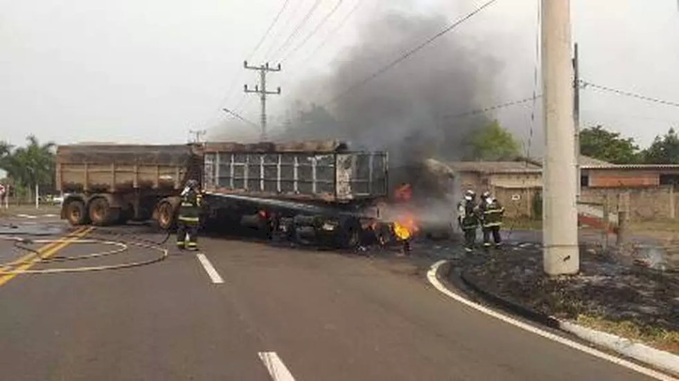 Acidentes entre 3 carretas mata pai, mãe e filho