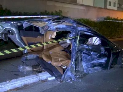 Carro bate em poste, parte no meio e deixa um morto