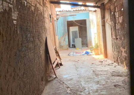 Homem é encontrado morto com 6 facadas