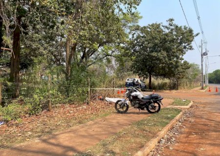 Motociclista é encontrado morto em calçada
