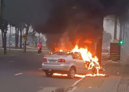Carro bate em poste e pega fogo