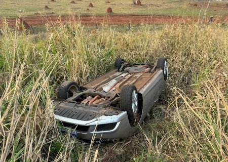 Veículos capotam na MS-276 em Batayporã e condutores saem ilesos