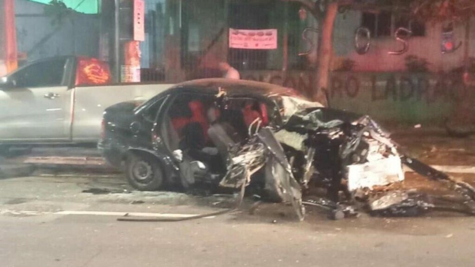 Carro fica destruído e dois feridos após motorista bêbado provocar acidente