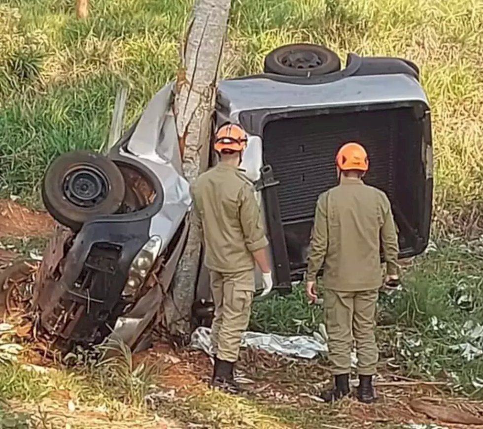 Motorista morre ao perder controle em curva e picape \'abraçar\' árvore