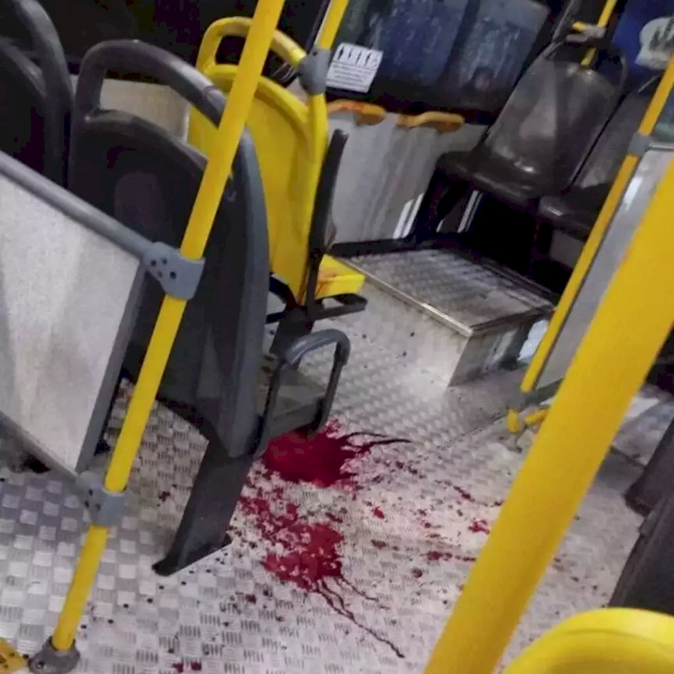 No horário de pico, rapaz esfaqueia o irmão dentro de ônibus