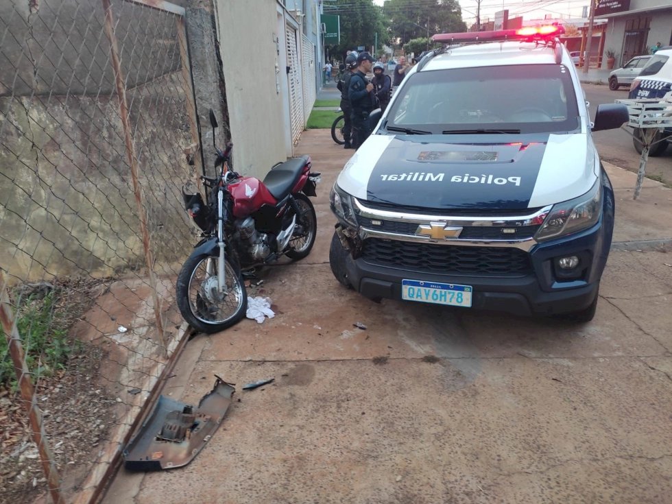 Após “grau”, fuga e batida em muro, motociclista fica ferido e viatura danificada em Nova Andradina