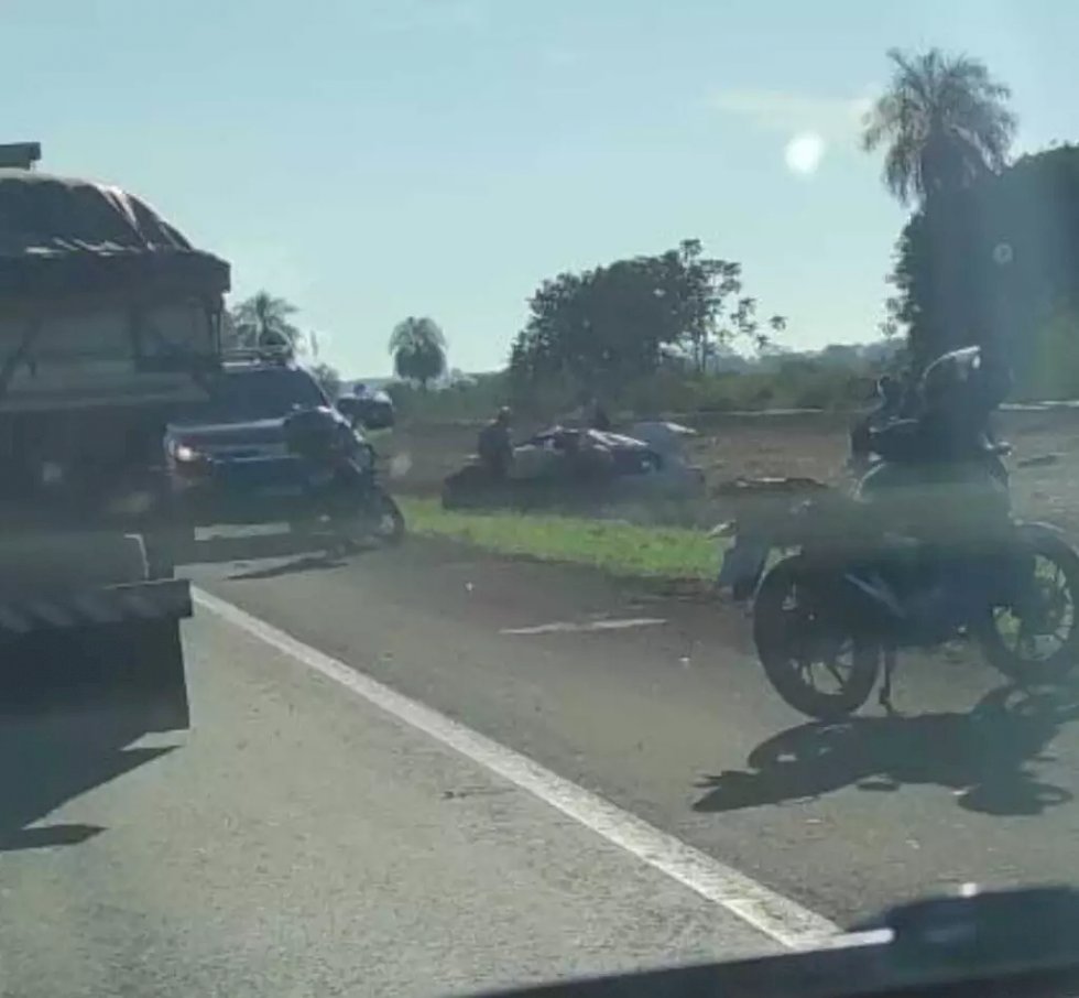 Motorista é socorrido em estado grave após dormir ao volante e bater em carreta