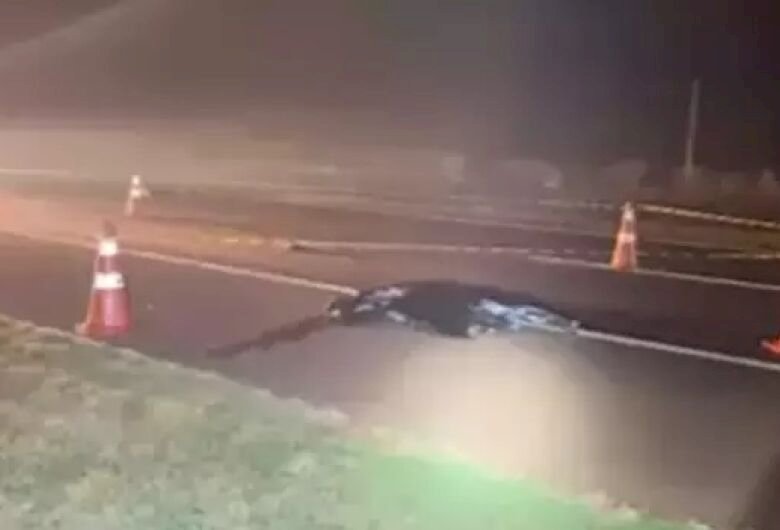 Ciclista morre após bater em lateral de caminhão na BR-163