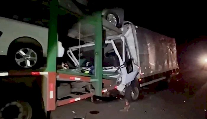 Caminhoneiro fica ferido ao colidir em carreta cegonha parada na MS-040