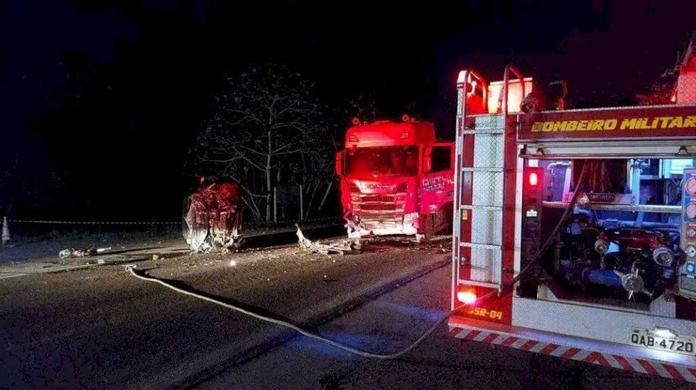 Motorista de carro morre ao bater de frente com carreta