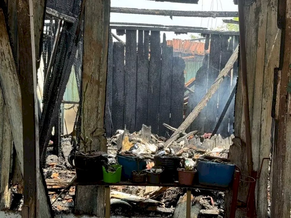 Nova Andradina - Casa é destruída pelo fogo, mulher é suspeita