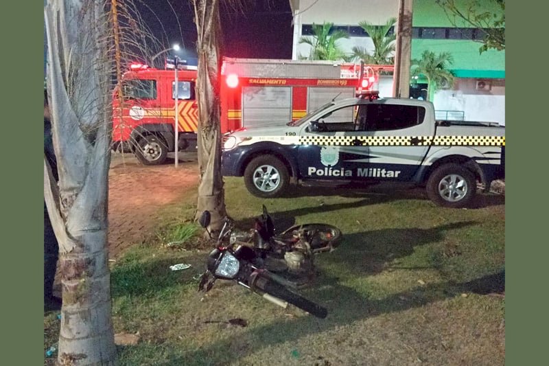 Homem morre após colidir motocicleta em árvore