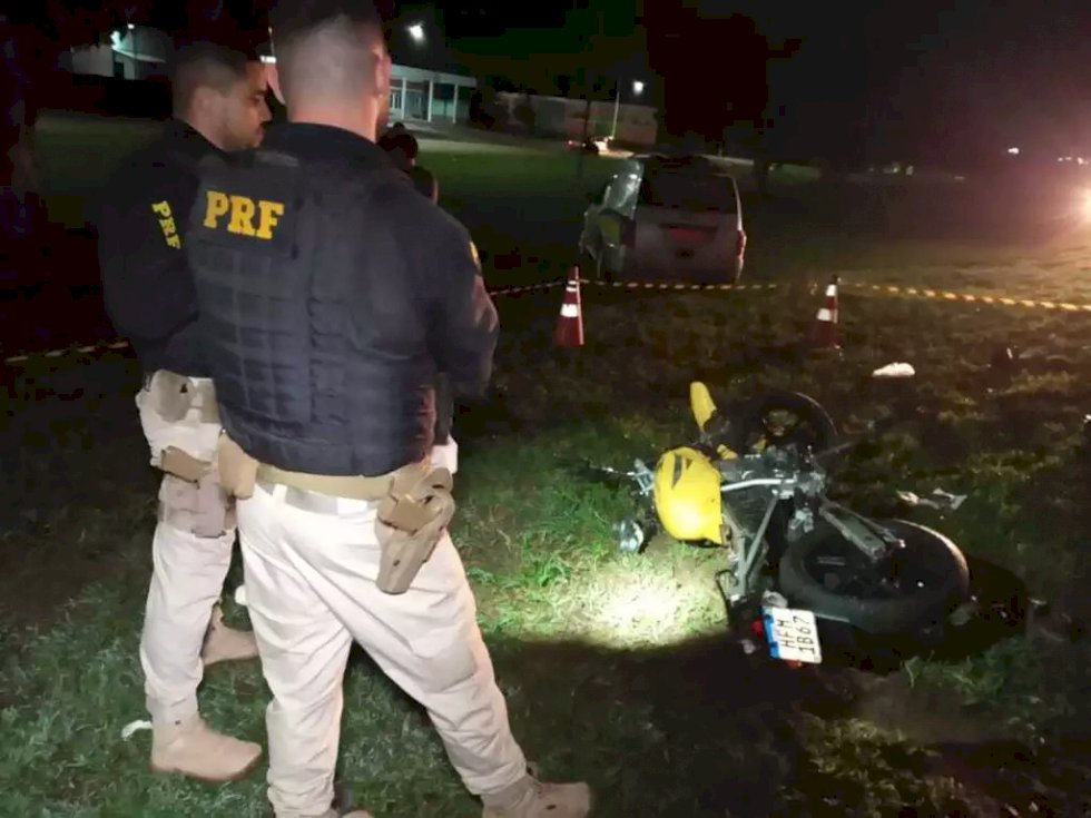 Motociclista morre ser arremessado em acidente com carreta