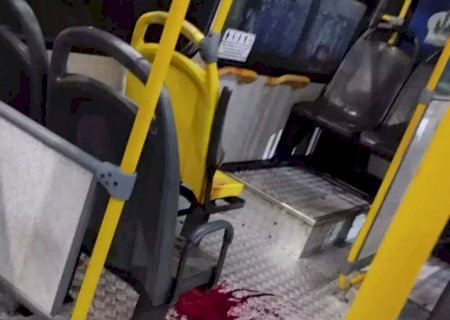 No horário de pico, rapaz esfaqueia o irmão dentro de ônibus