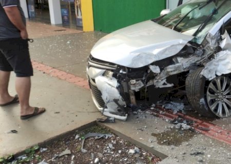 Motorista perde controle e invade escritório da PAX