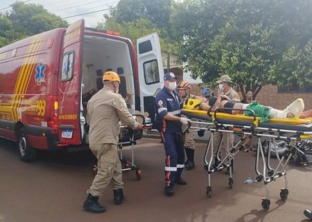 Motorista de caminhonete invade preferencial e atropela motociclistas