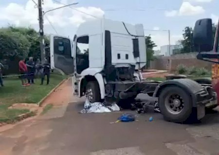 Ao sair da escola, adolescente morre atropelada por caminhão