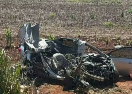 Condutor de carro fica preso às ferragens após bater em caminhão