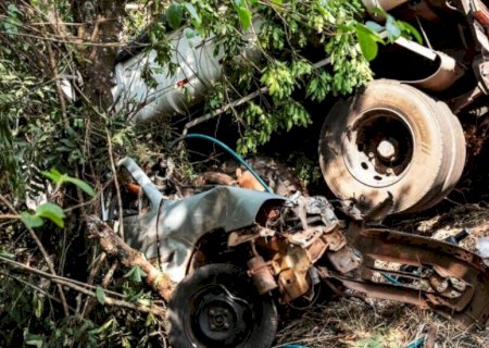 Adolescente em direção de carro morre e passageiro fica em estado grave na BR-262