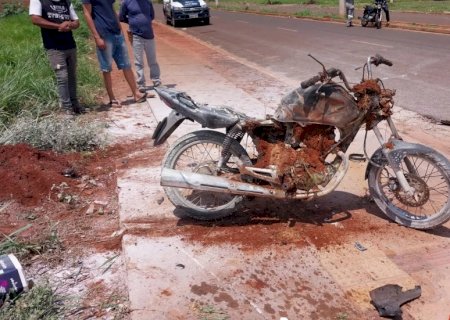 Táxi avança placa de pare e atinge