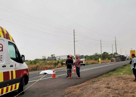 Motociclista morre ao atingir dois caminhões