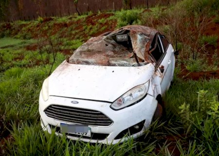 Carro capota na BR- 262,  e motorista fica ferido