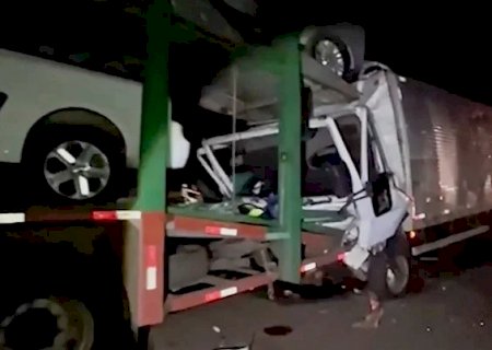 Caminhoneiro fica ferido ao colidir em carreta cegonha parada na MS-040